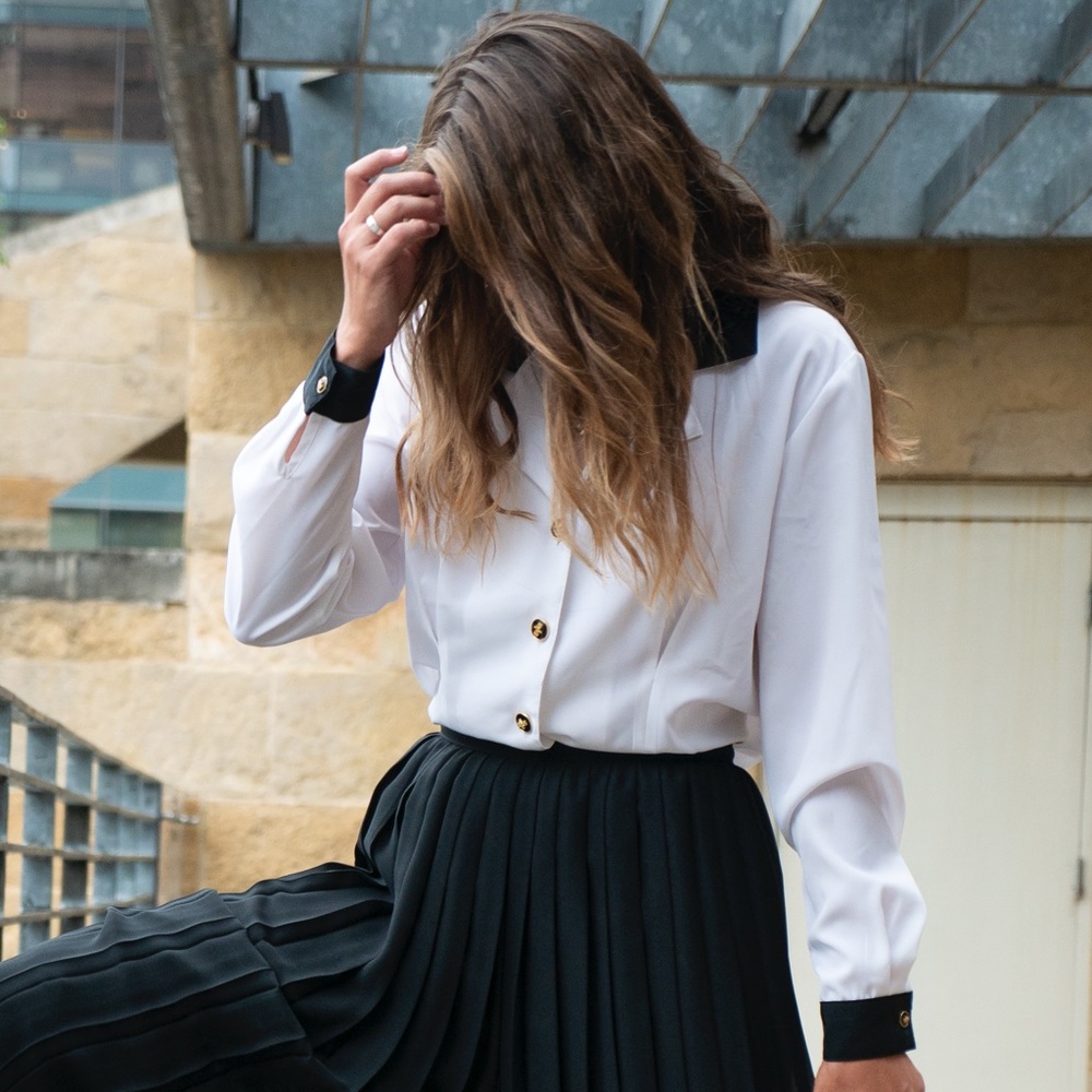Claudia Richard : White and Black Blouse